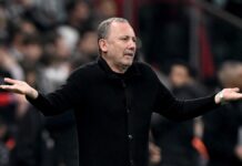 Beşiktaş taraftarından Sergen Yalçın’a tepki! Su şişesi fırlattılar