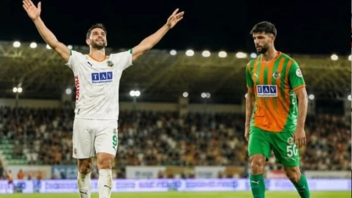 besiktasin-yeni-transferi-umit-akdag-istanbula-geldi-fgEkCP7G.png