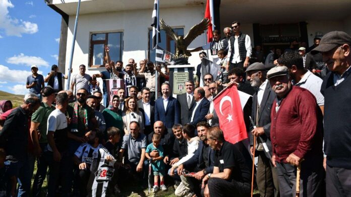 serdal-adali-besiktas-koyunde-yapilan-kartal-heykelinin-acilis-merasimine-katildi-ednOjqIj.jpg